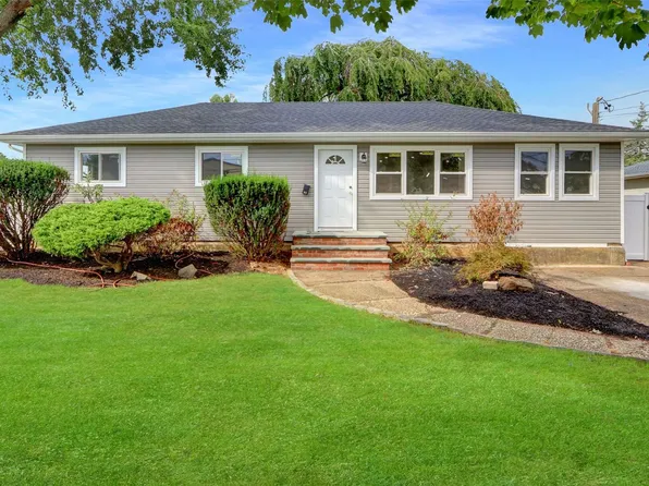 34 W 15th St, Deer Park, NY 11729