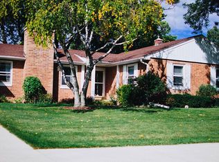 W176N8595 Sunset Ridge Dr, Menomonee Falls, WI 53051