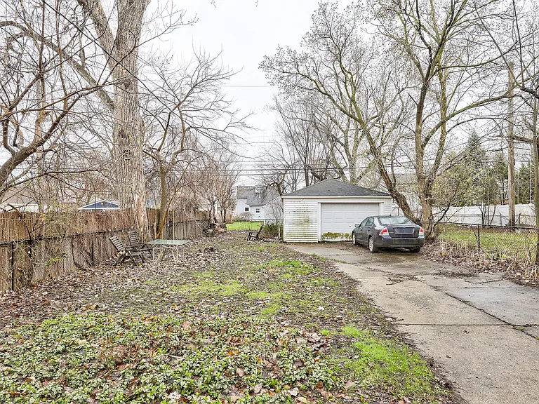 338 E Webster Ave — Photo 21