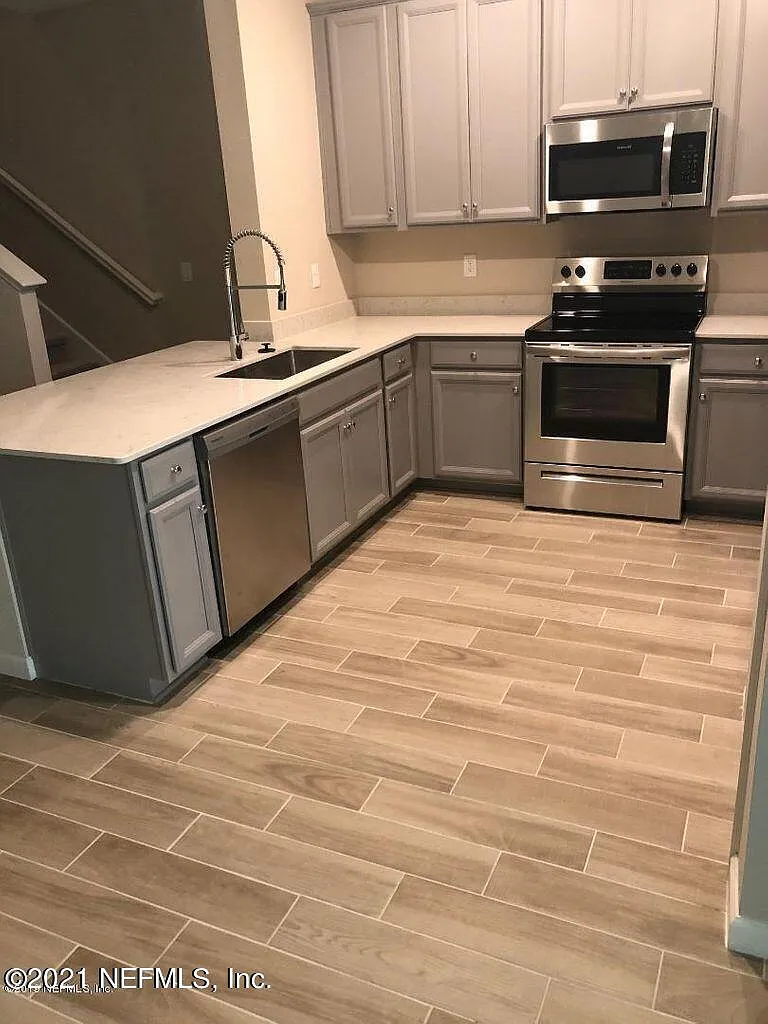3 bed, 2.5 bath, 1706 sqft, $2,300 — Photo 3