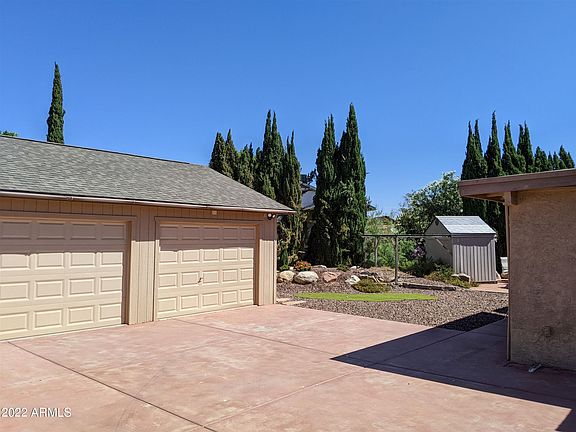 3rd image of 724 N Banning Cir