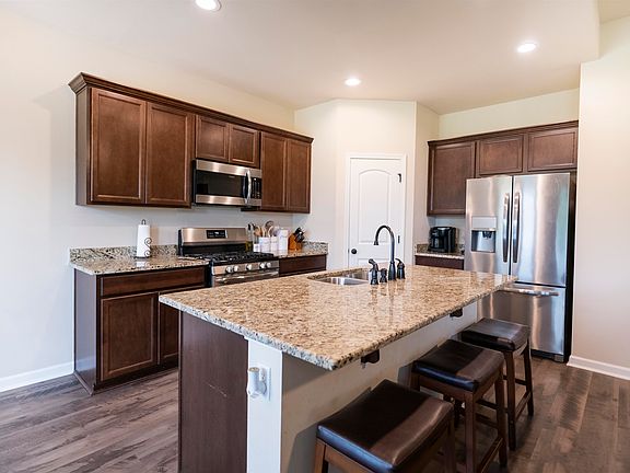 4th image of 293 Adele Dr