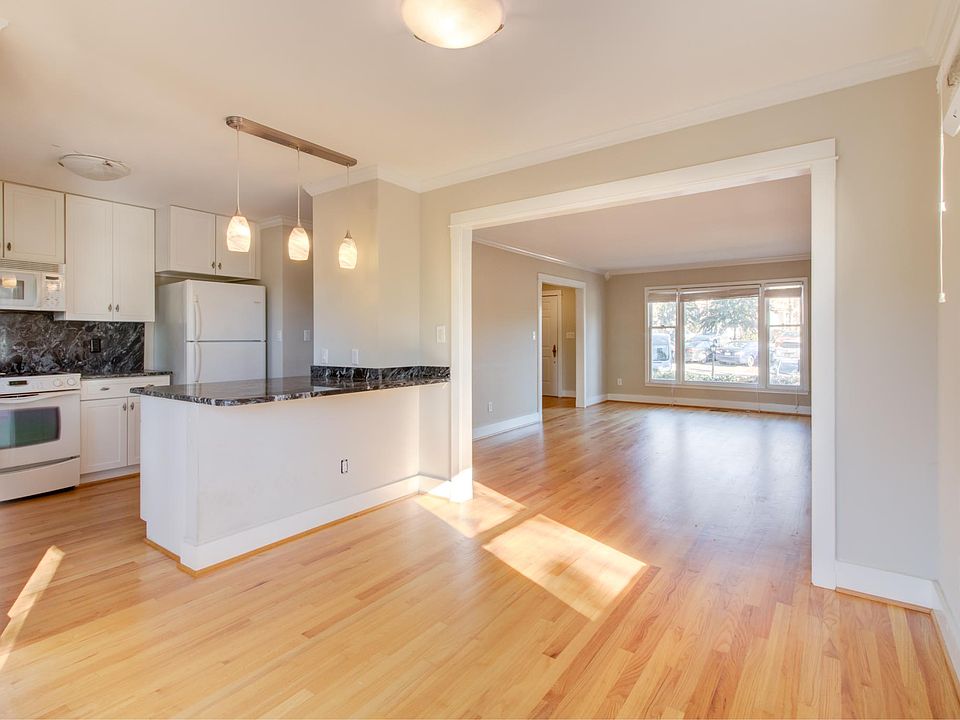 1st image of 1515 E Franklin St APT 21