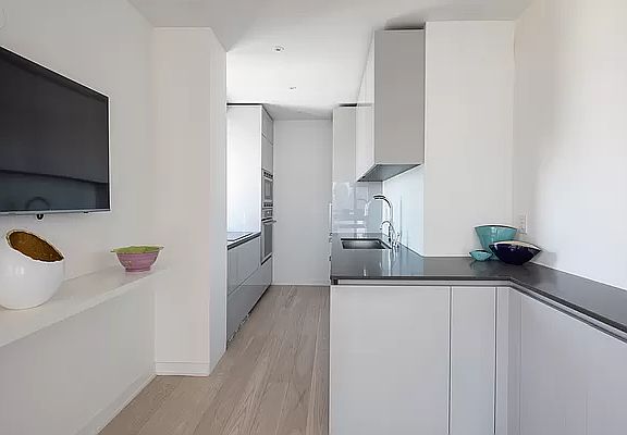 4th image of 167 E 62nd St #27C