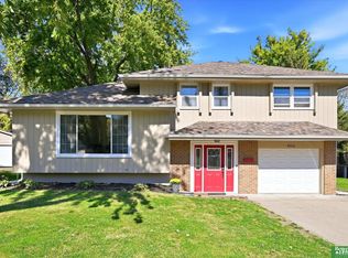 9016 Lakeview Dr, Omaha, NE 68127