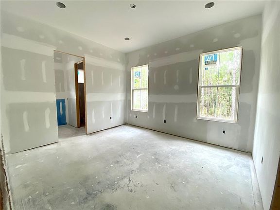 5th image of 298 Belmont Cir