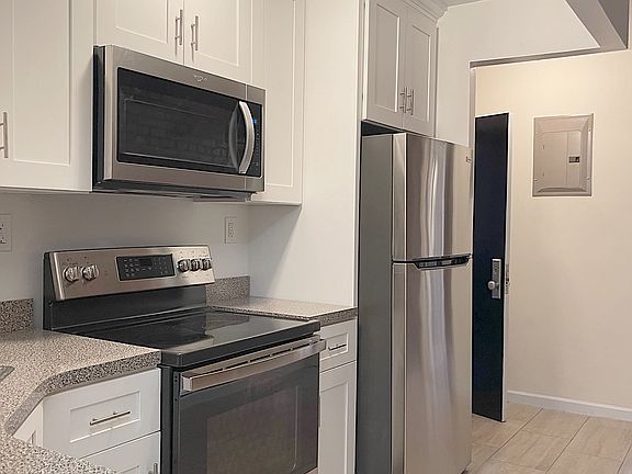 4th image of 252 Elizabeth St APT 7