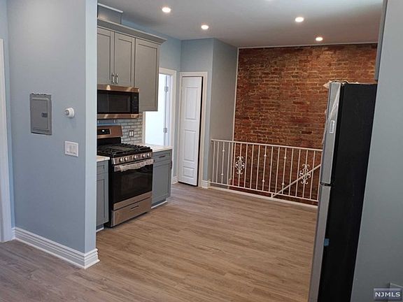 4th image of 578 W Side Ave Floor 2