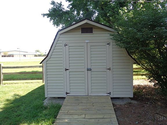 4th image of 1719 Valley Dr