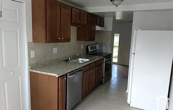 3 bed, 1280 sqft, $2,500 — Photo 2
