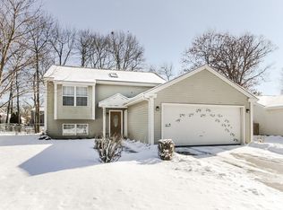 1001 Knightsbridge Dr, Island Lake, IL 60042