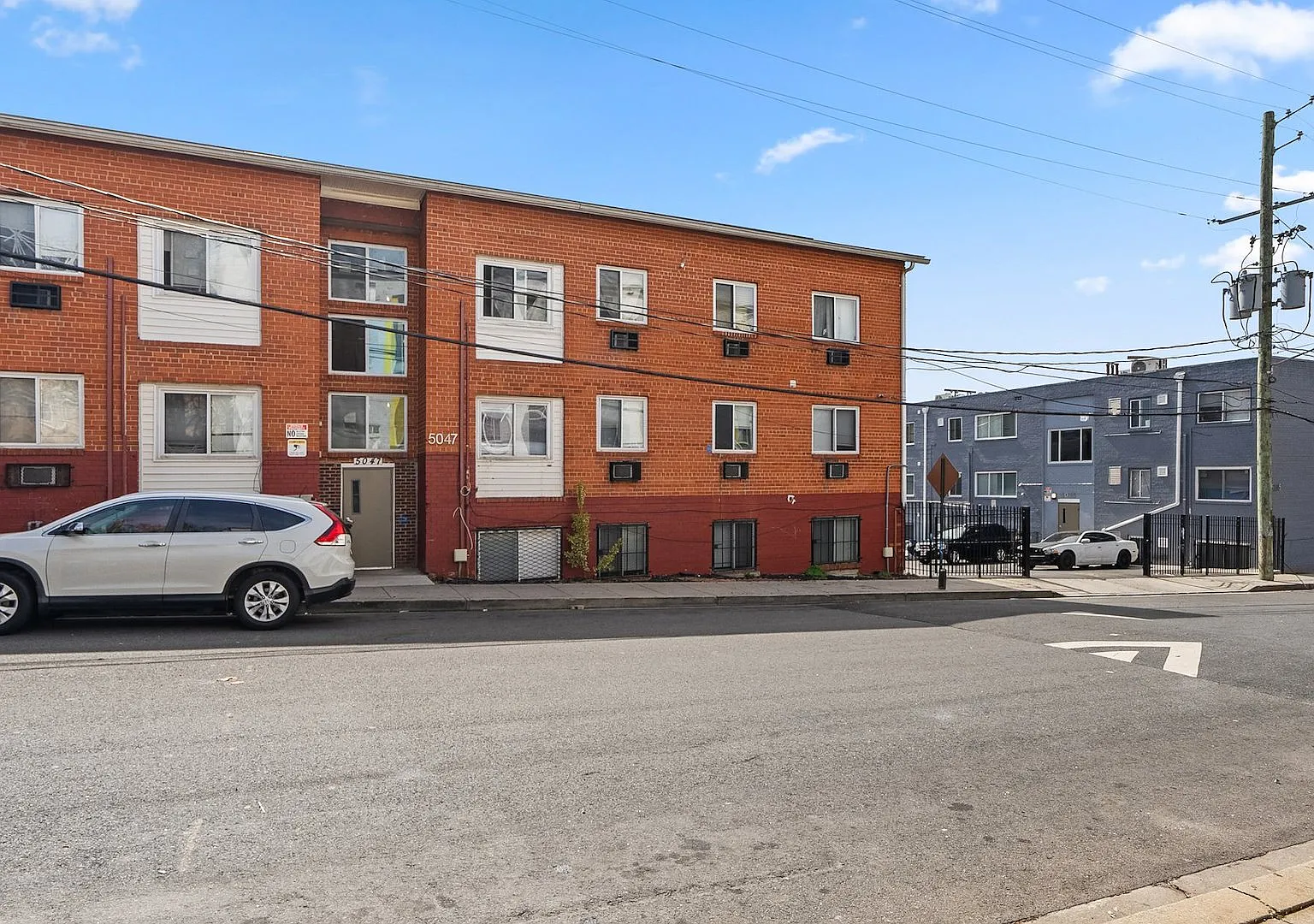 3 bed, 700 sqft, $2,600 — Photo 1