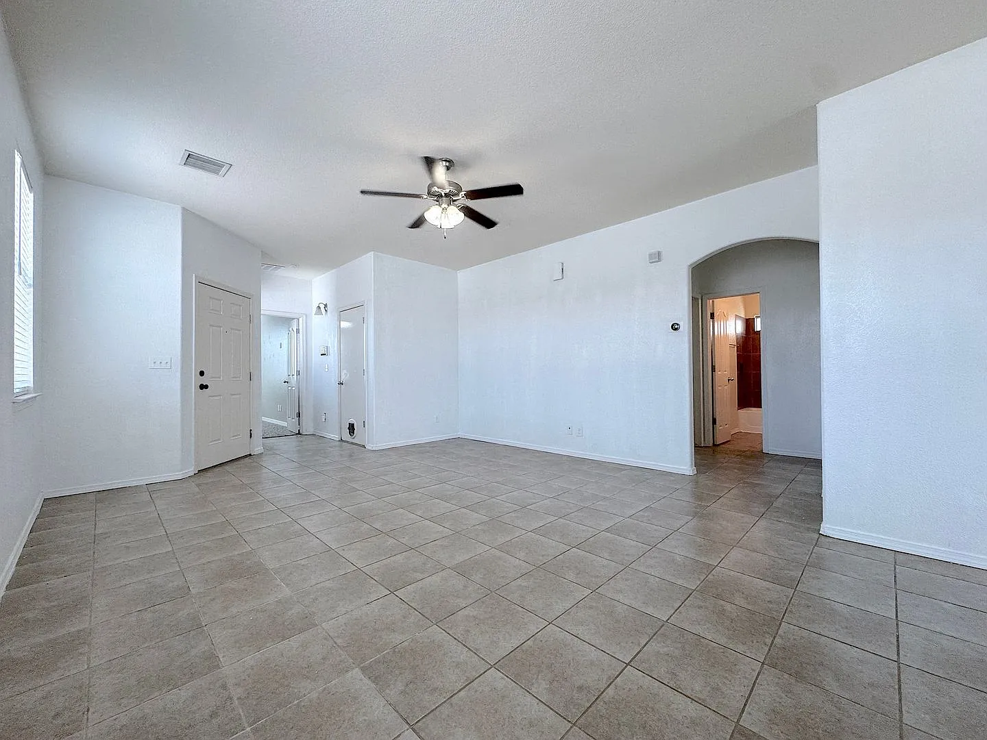 East El Paso 3bed/2Bath Refrig A/C Home! — Photo 4