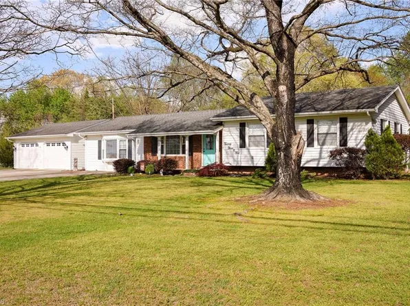 2305 Pine Meadow Dr, Kernersville, NC 27284