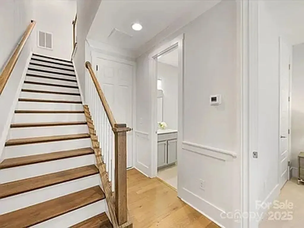 3 bed, 1916 sqft, $4,950 — Photo 2