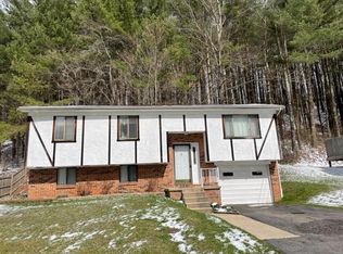 201 Hunter Ridge Rd, Mount Hope, WV 25880
