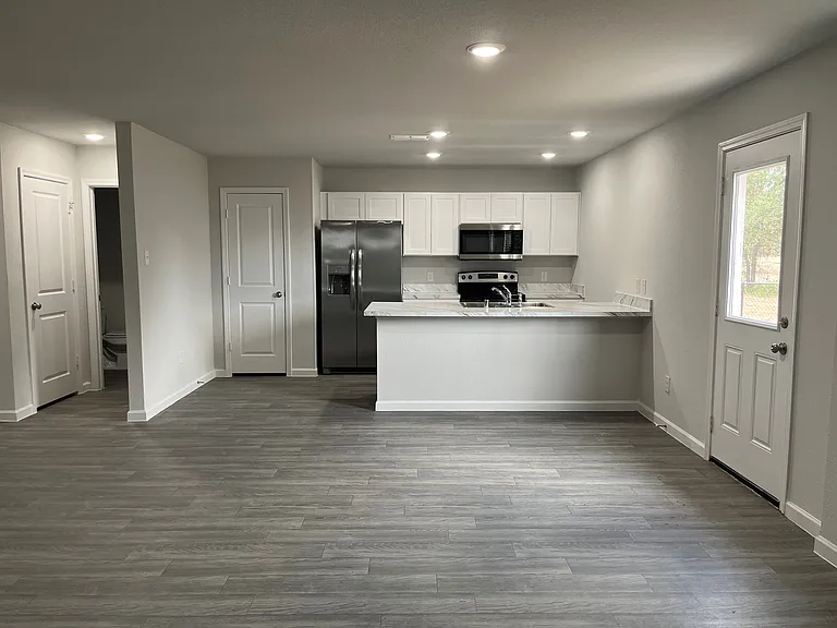 Kitchen & Dining