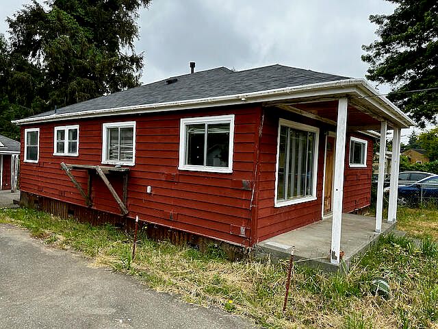 1st image of 2083 Holly St
