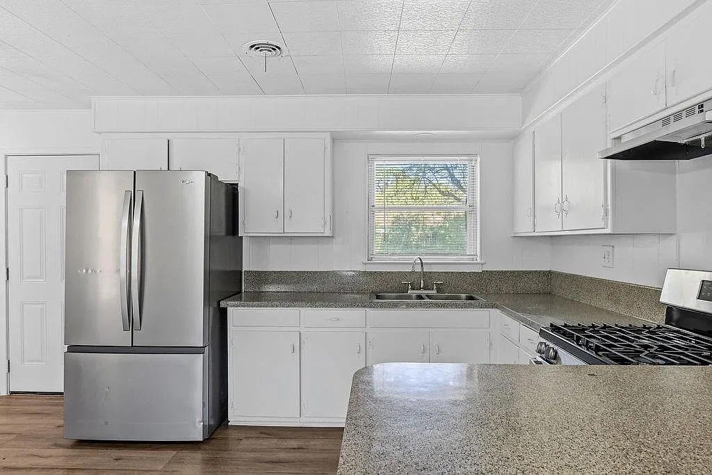 3 bed, 1110 sqft, $2,200 — Photo 2