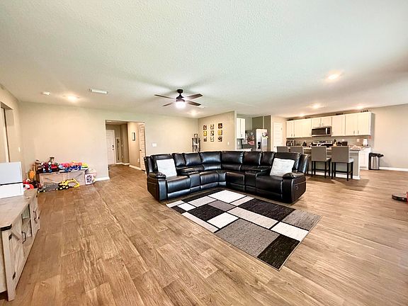 4th image of 5560 Guinevere Ln