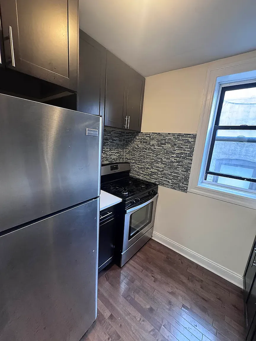 985 Ocean Avenue — Photo 3