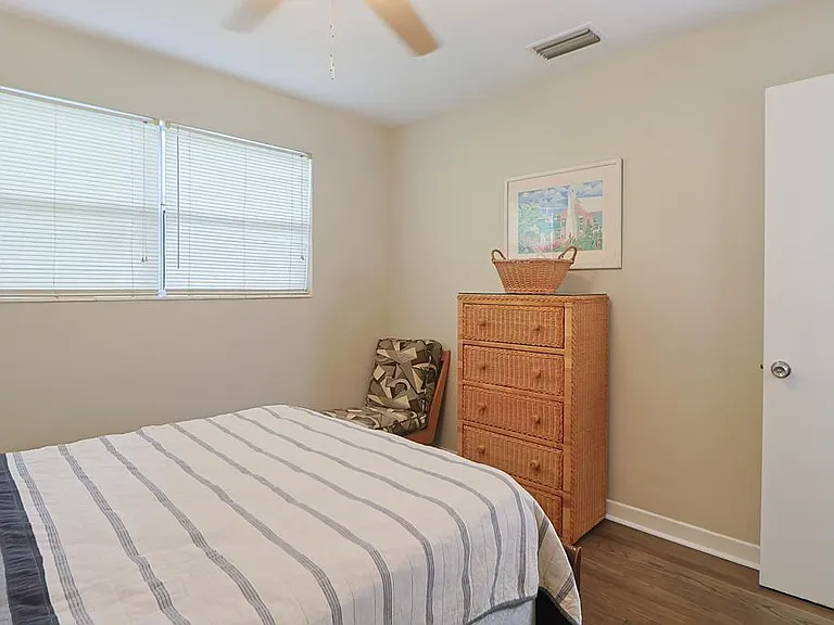 10 Barcelona Ave — Photo 23
