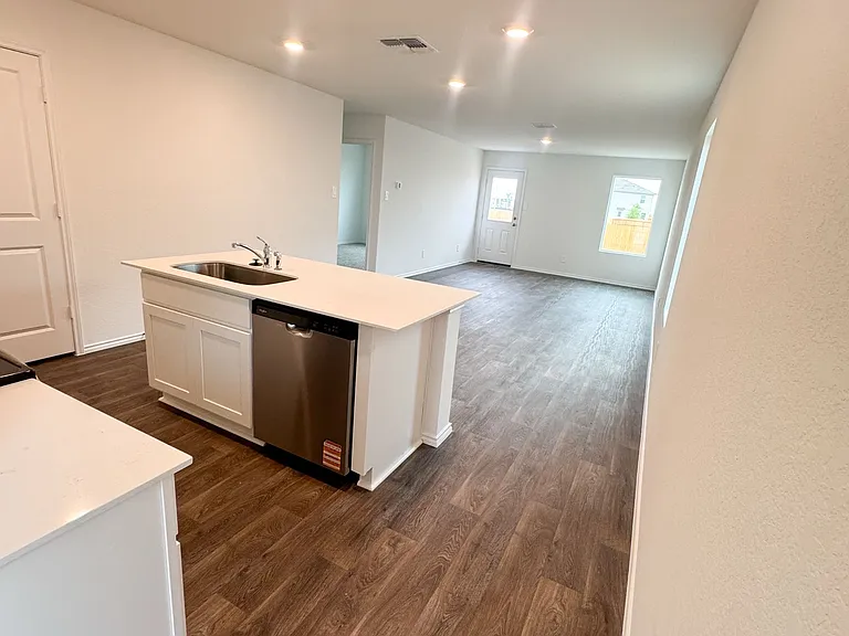 1436 Sequoia Park — Photo 4