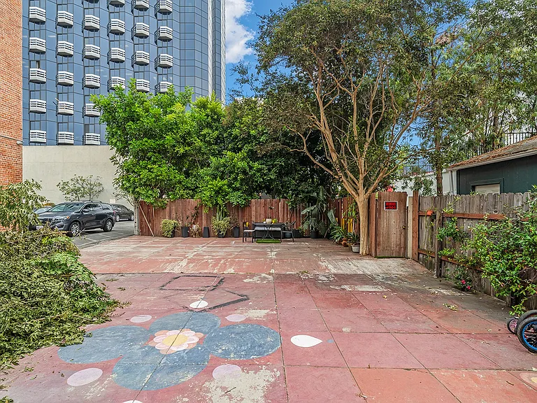 6128 Wilshire Blvd — Photo 23