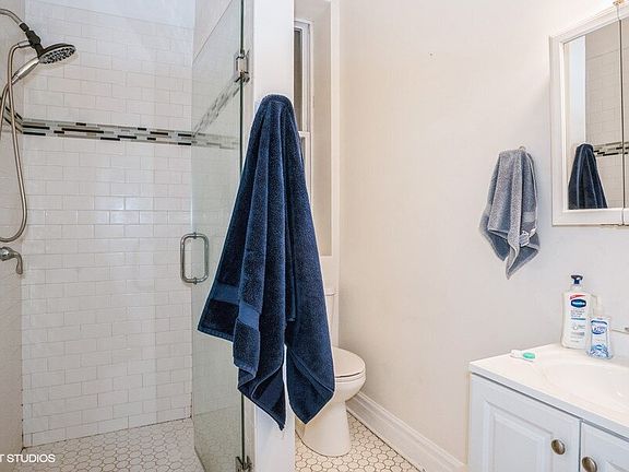 4th image of 925 N Ashland Ave APT 1R