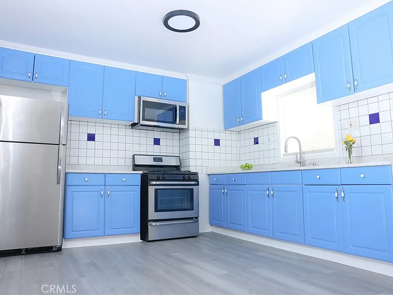 1033 W 62nd St — Photo 3