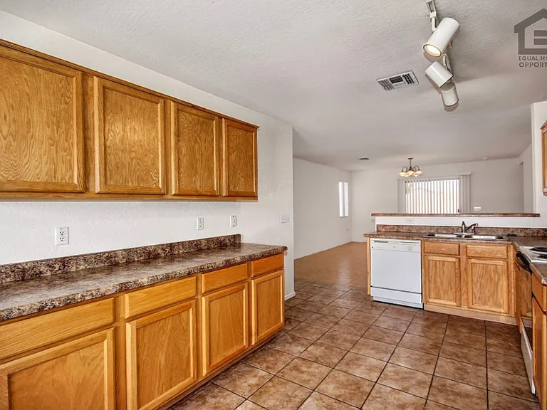 7407 S Sunrise Way — Photo 6