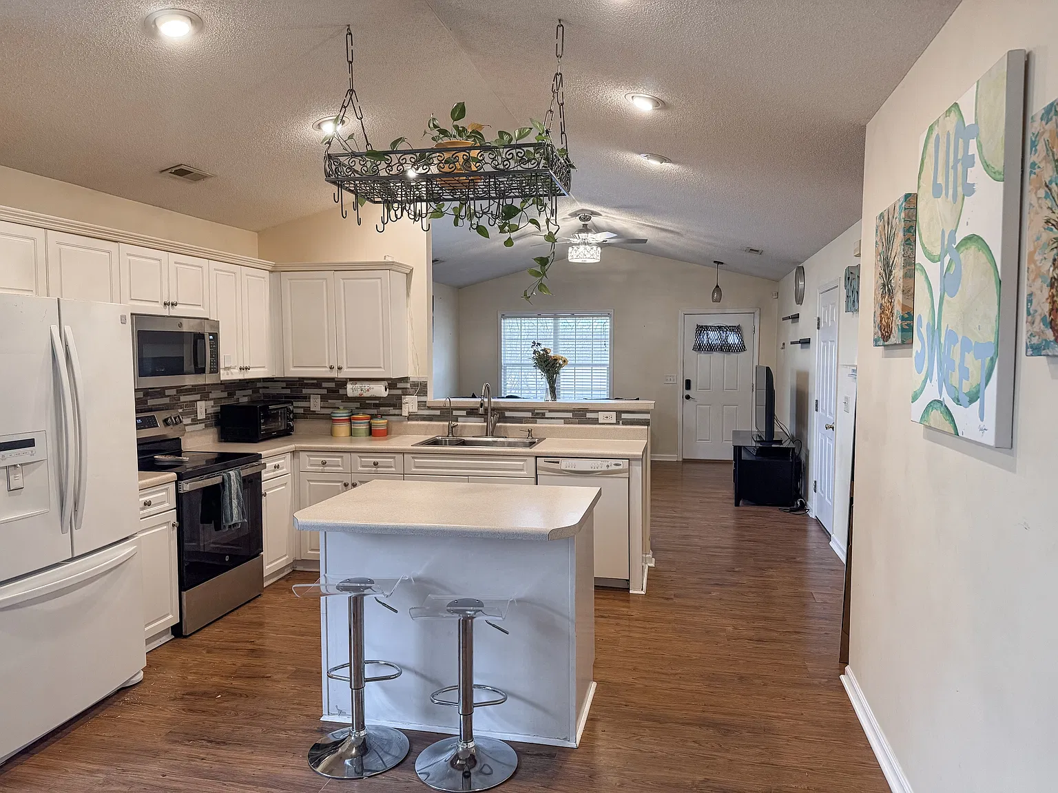 402 Montego Court - Main — Photo 2