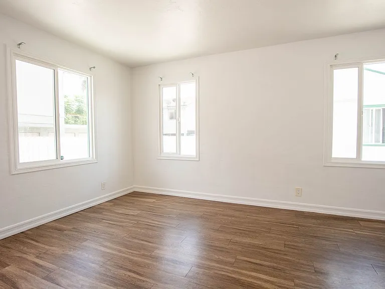 320 G St — Photo 3