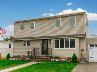 3194 Roxbury Ln, Levittown, NY 11756
