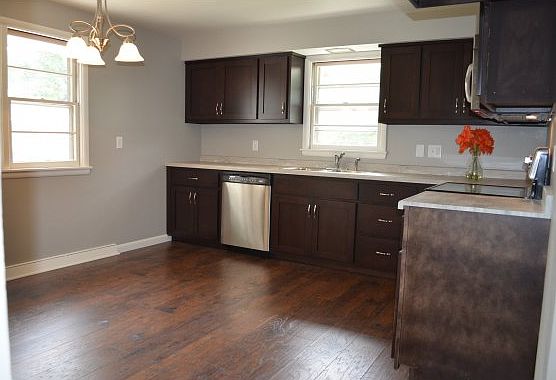 2nd image of 415 Maryhill Dr