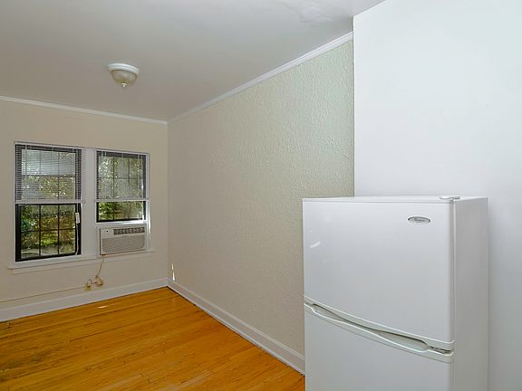 5th image of 536 W Arlington Pl APT 101