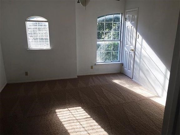 5th image of 1808 Iris Ln