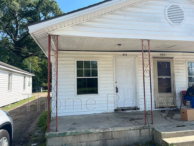 812 E Grand Ave — Photo 1