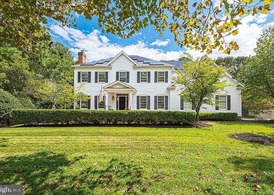 1st image of 10103 Queens Cir