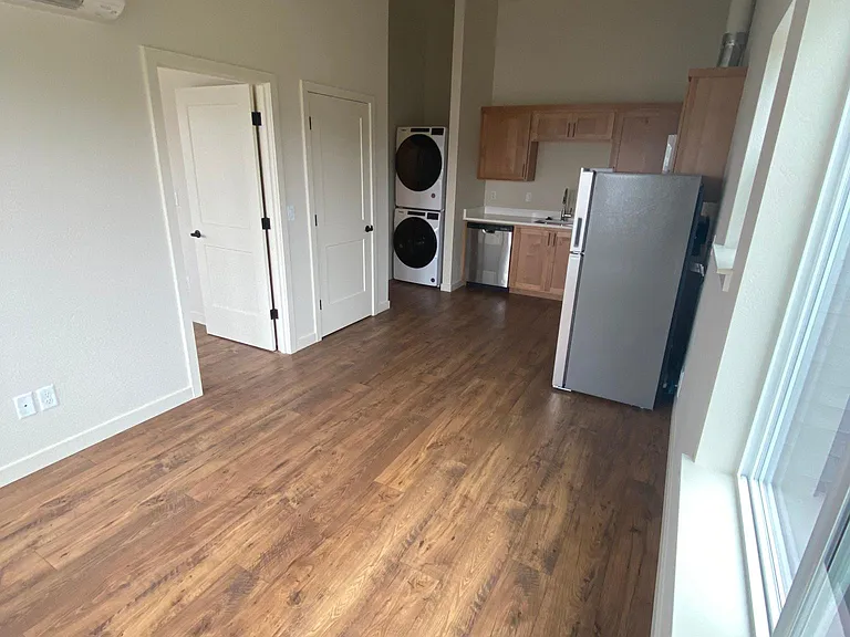 330 Lithia Ave — Photo 4