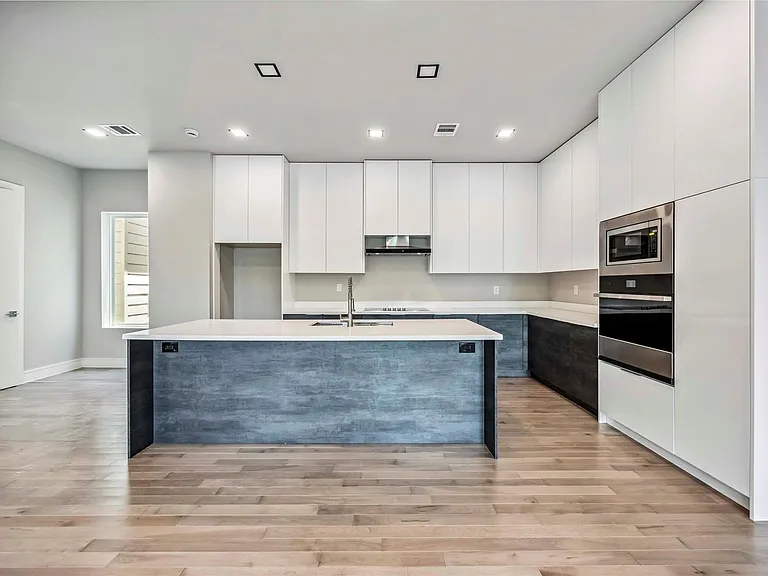 1111 W 21st St — Photo 10