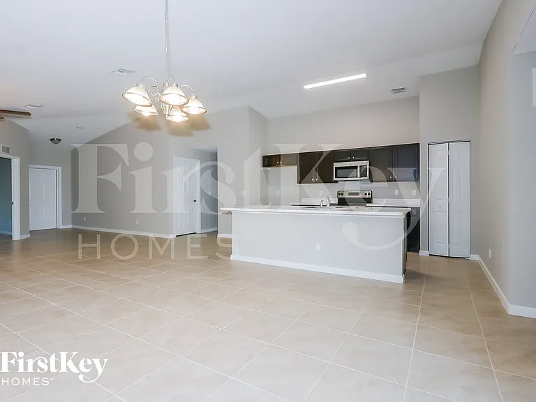 643 SW Sail Ter — Photo 5