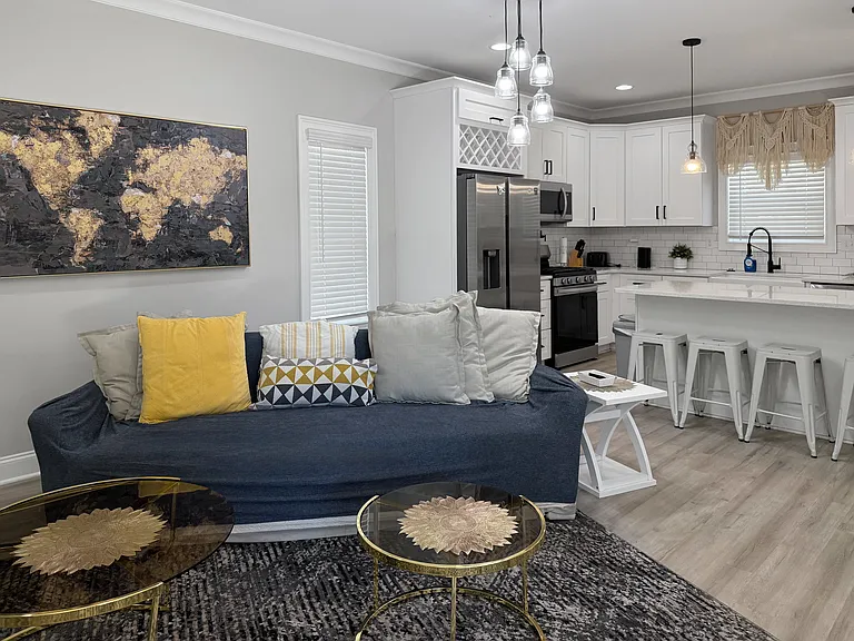 1640 Eastway Dr — Photo 3
