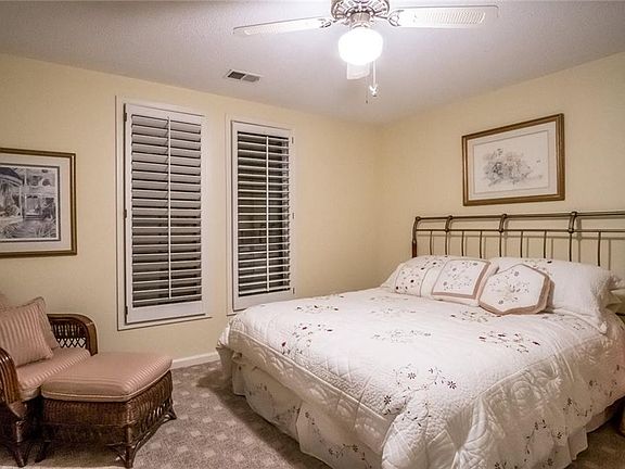 5th image of 158 E Cove Dr