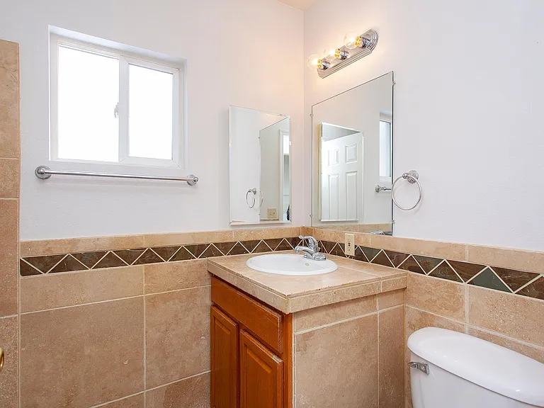 425 Stewart St — Photo 15