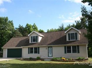 725 Point O Woods Dr, Benton Harbor, MI 49022