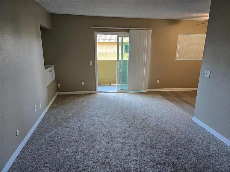 Royal Village Apartments — Photo 18
