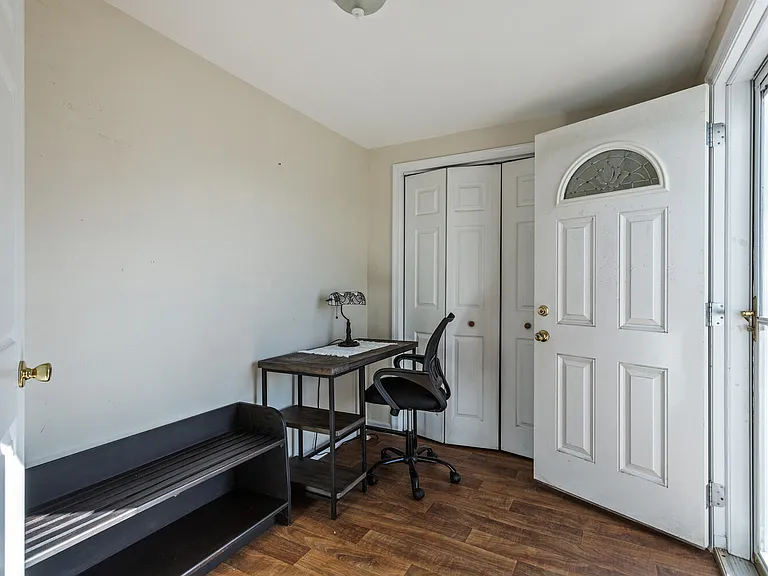 606 W Beach Ave — Photo 2