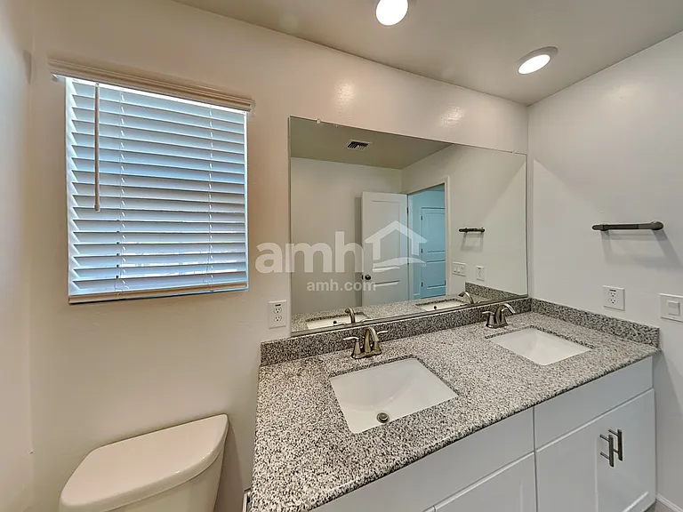 614 W Hackamore Ave — Photo 12