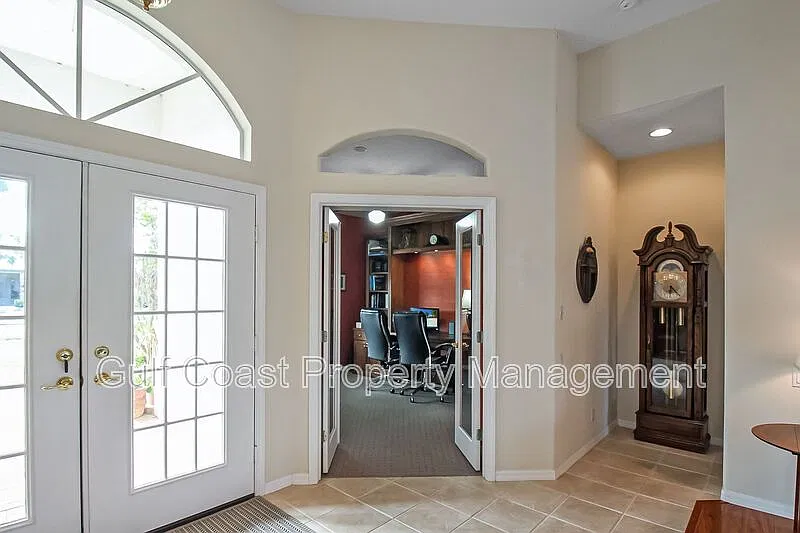 3 bed, 2.0 bath, 2413 sqft, $3,600 — Photo 4